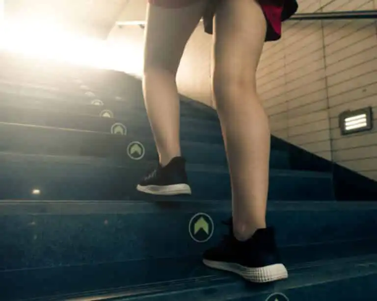 Femme qui monte les escaliers - Qui va de l'avant